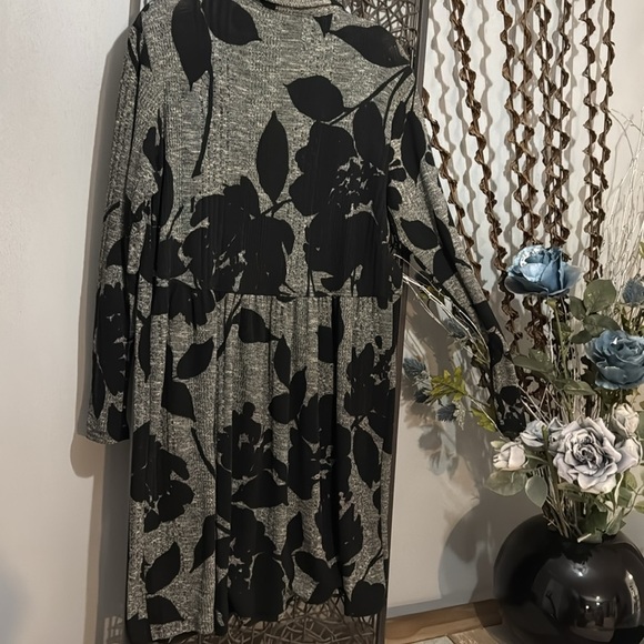 Black and Gray Floral Knit Dress - Picture 4 of 9